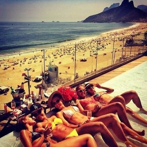 10fev2014---thaila-ayala-e-amigas-de-fiorella-mattheis-comemoram-o-aniversario-da-loira-na-piscina-de-hotel-de-luxo-em-ipanema-rio-de-janeiro-1392059012137_500x500