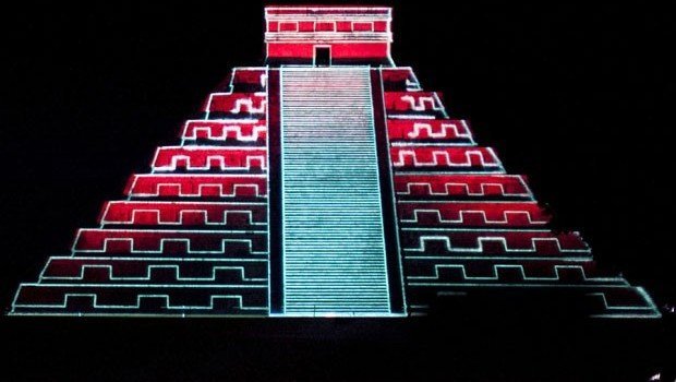 Pirâmide no México ganha show de luzes e sons