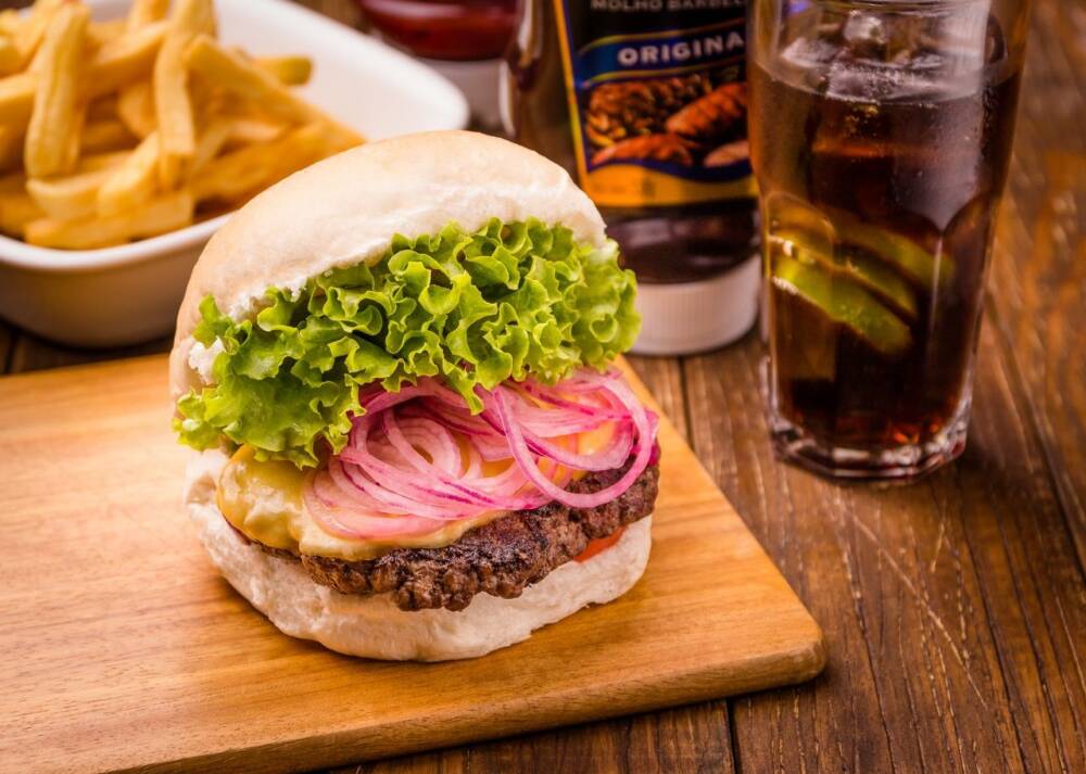 Hamburgueria oferece cheese salada em dobro às terças-feiras