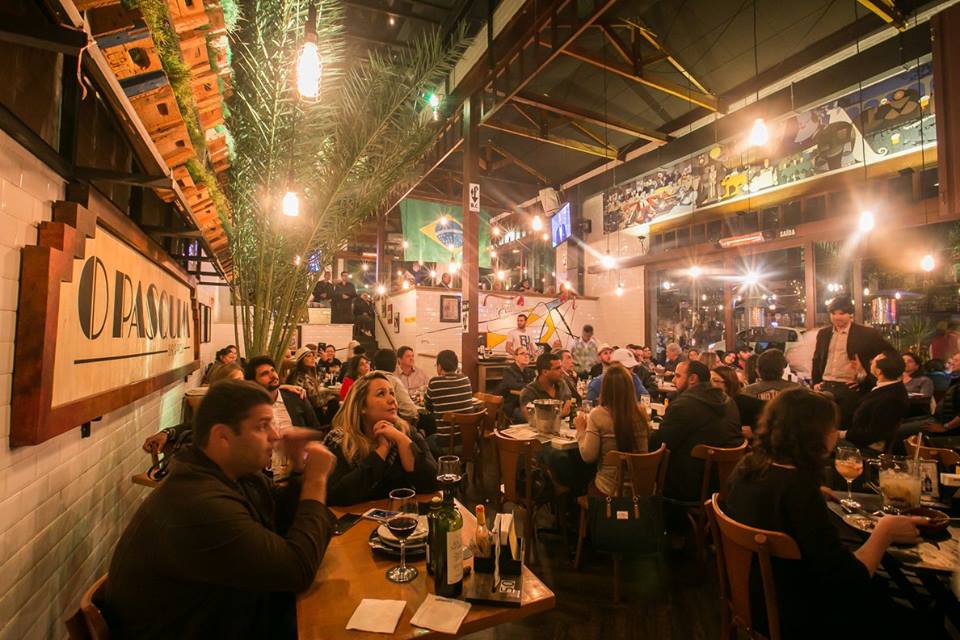 Bar na Vila Madalena comemora 3 anos com roda de samba