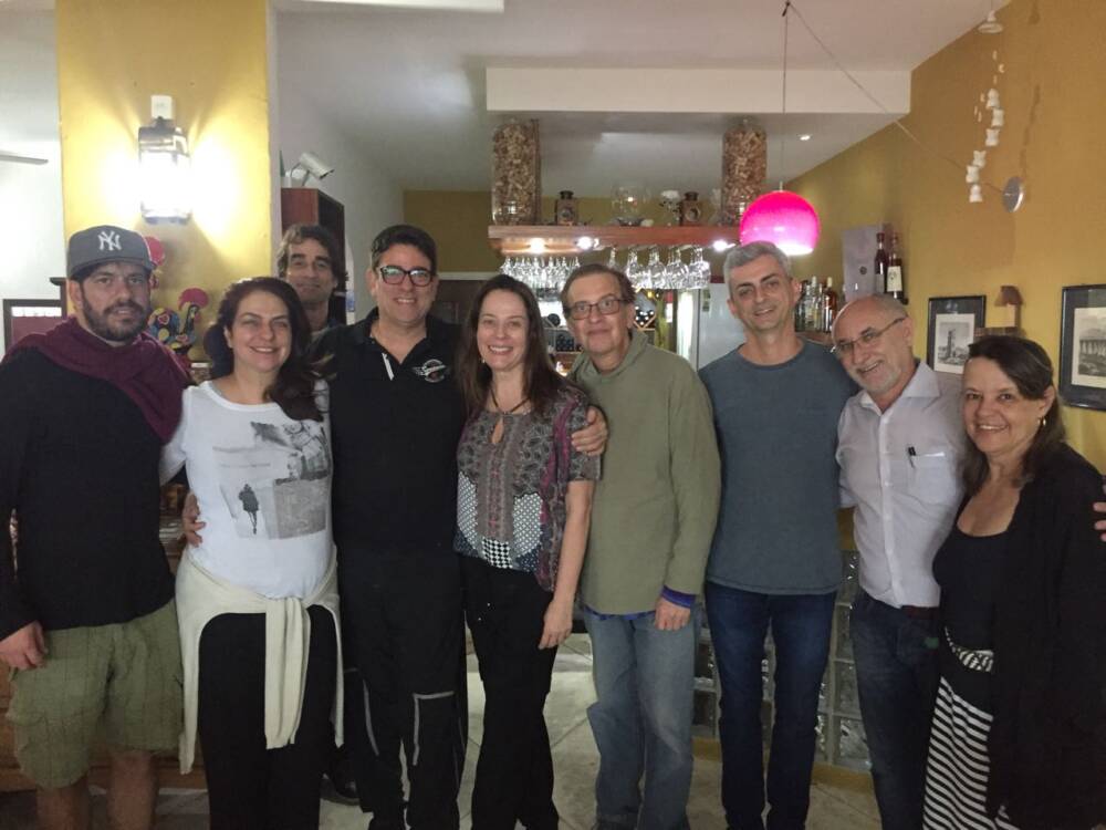 Elenco da peça Allan Kardec almoça no restaurante A Taberna em Ubatuba