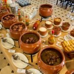 Tradicional bar de SP lança buffet completo self-service de feijoada