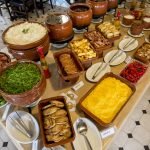 Tradicional bar de SP lança buffet completo self-service de feijoada