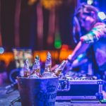 Corona leva seu lifestyle para 8 destinos mais desejados do verão brasileiro