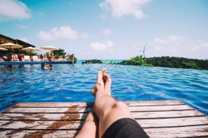 8 piscinas de hotéis e resorts para curtir o verão em grande estilo