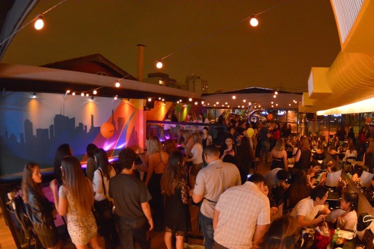 Bar na Vila Madalena recria bailinhos para o pré Carnaval de SP