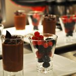 Chefs brasileiros abrem as portas de seu endereço parisiense para fãs da gastronomia francesa