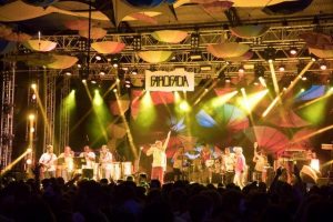 Farofada com Claudia Leitte e Bangalafumenga traz clima de Carnaval a São Paulo