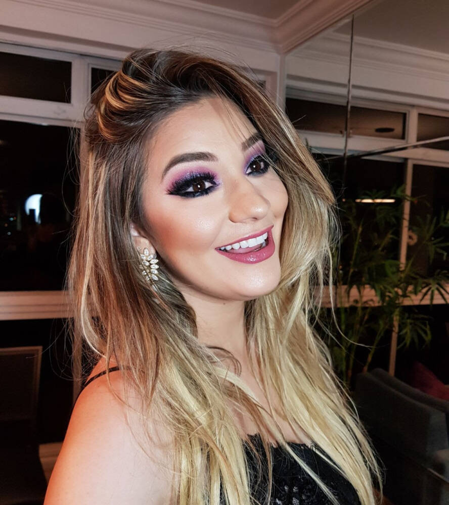 3ª opção Make colorida, para quem gosta de ousar na cores alegres. Então vale apostar em nos olhos marcantes utilizando diferentes cores e para a boca, um batom Gloss que está super em alta no ano 2018.