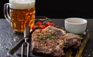 5 estilos de cerveja para harmonizar com tipos de carnes