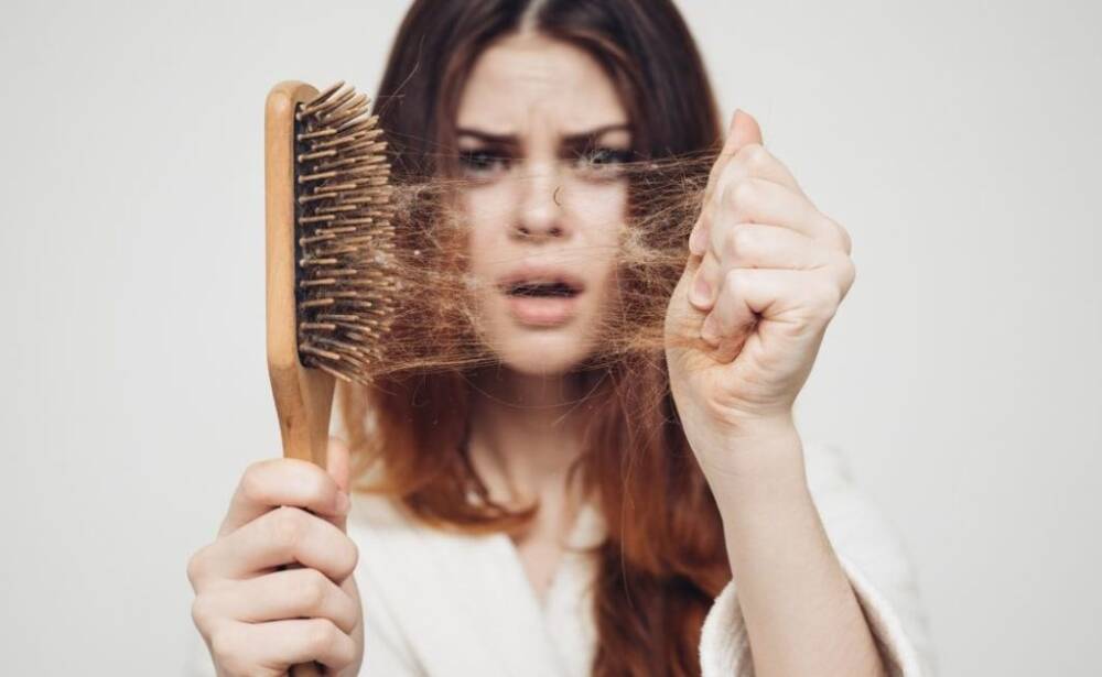 4 danos que promovem perda de proteínas no cabelo e enfraquecem os fios