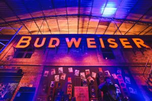 Budweiser leva o Bud Basement para dez capitais brasileiras durante a Copa