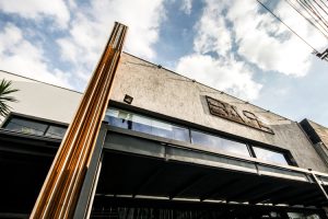 B.A.R arma coquetel para comemorar seu primeiro ano de muito sucesso