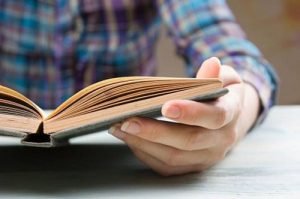 Dia do livro: por que a leitura é importante para manter o equilíbrio mental?