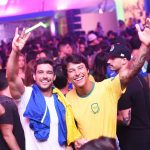 Celebridades assistem estreia do Brasil no Fill the Cup no Terraço
