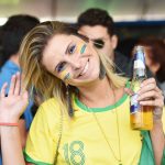 Celebridades assistem estreia do Brasil no Fill the Cup no Terraço