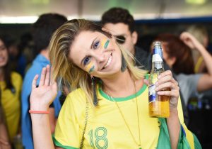 Celebridades assistem estreia do Brasil no Fill the Cup no Terraço