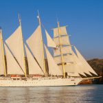 Embarcações de vela oferecem roteiros com yoga e meditação