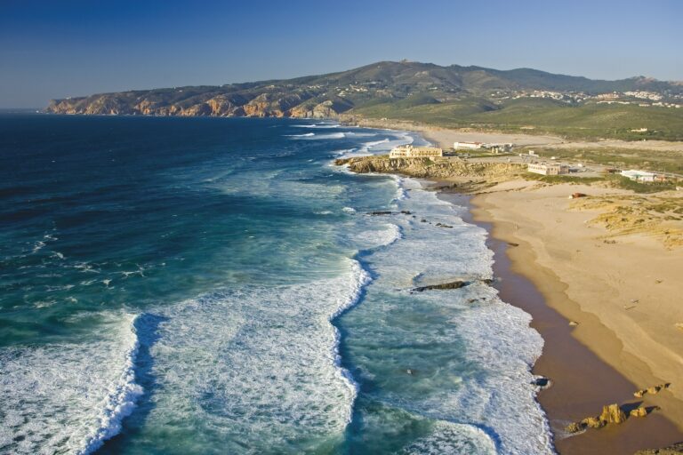 Cascais e suas praias que desenhadas pelo Atlântico