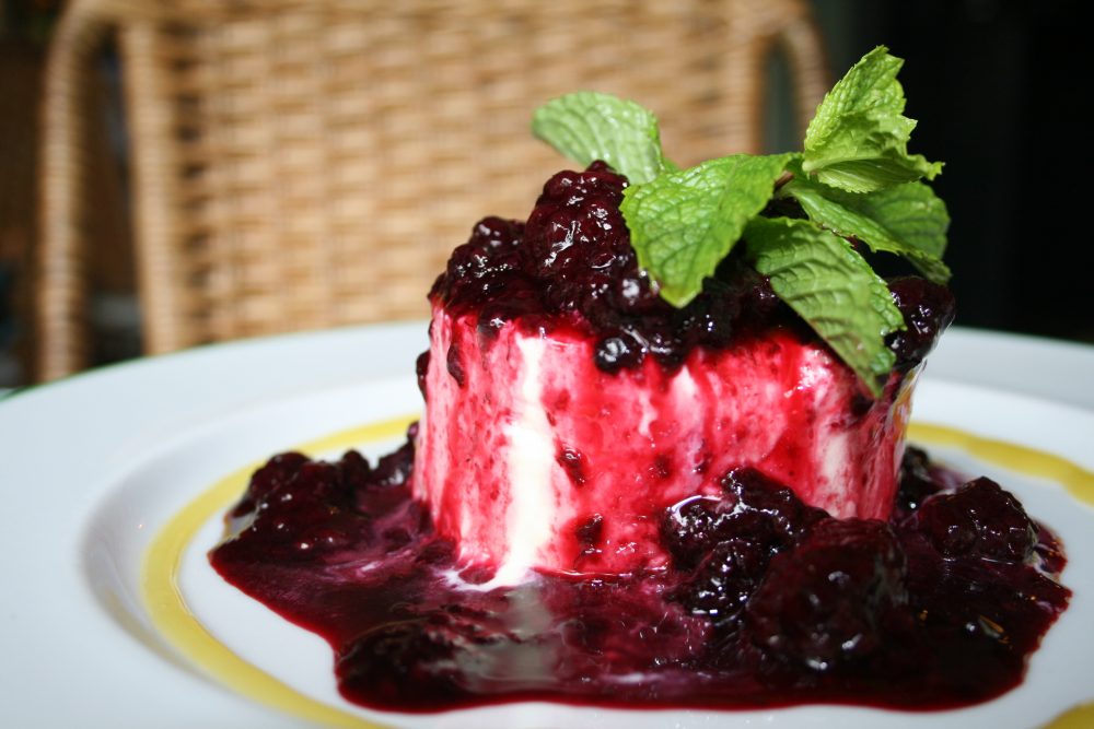 Mouse de chocolate branco com frutas vermelhas